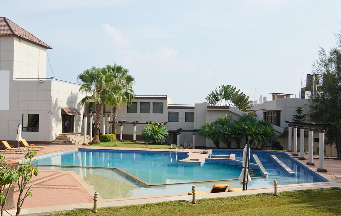 Cotton County Club And Resort Hubli Bagian luar foto