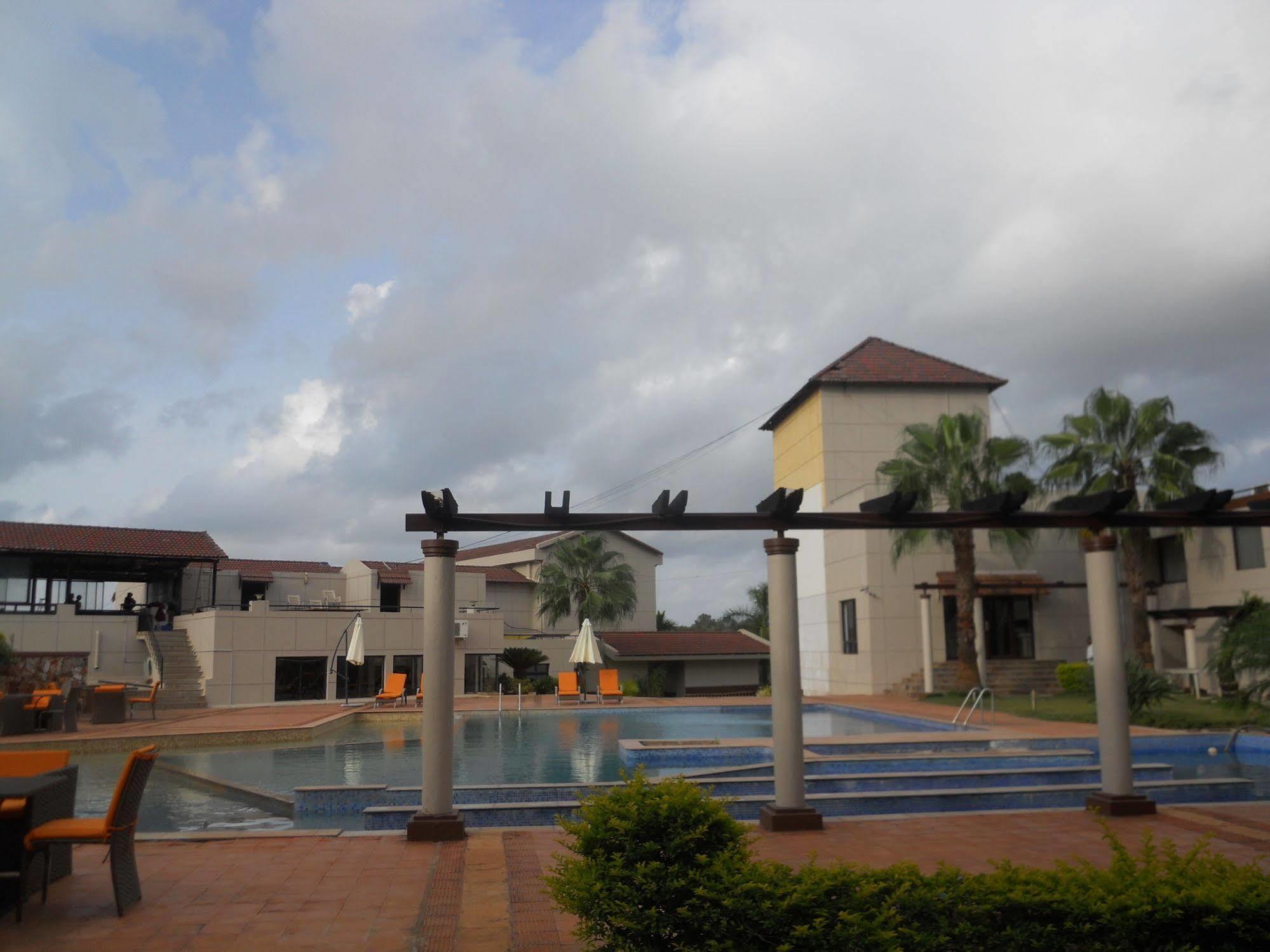 Cotton County Club And Resort Hubli Bagian luar foto