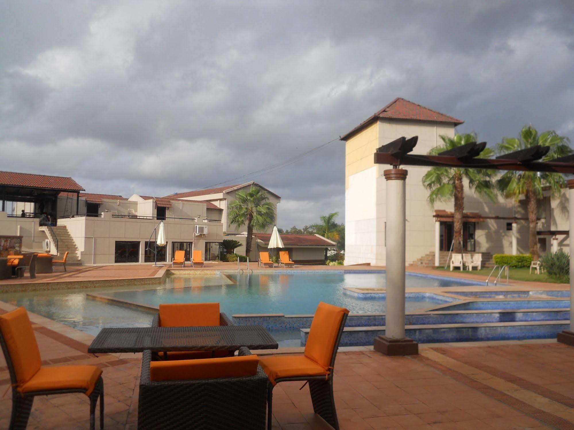 Cotton County Club And Resort Hubli Bagian luar foto