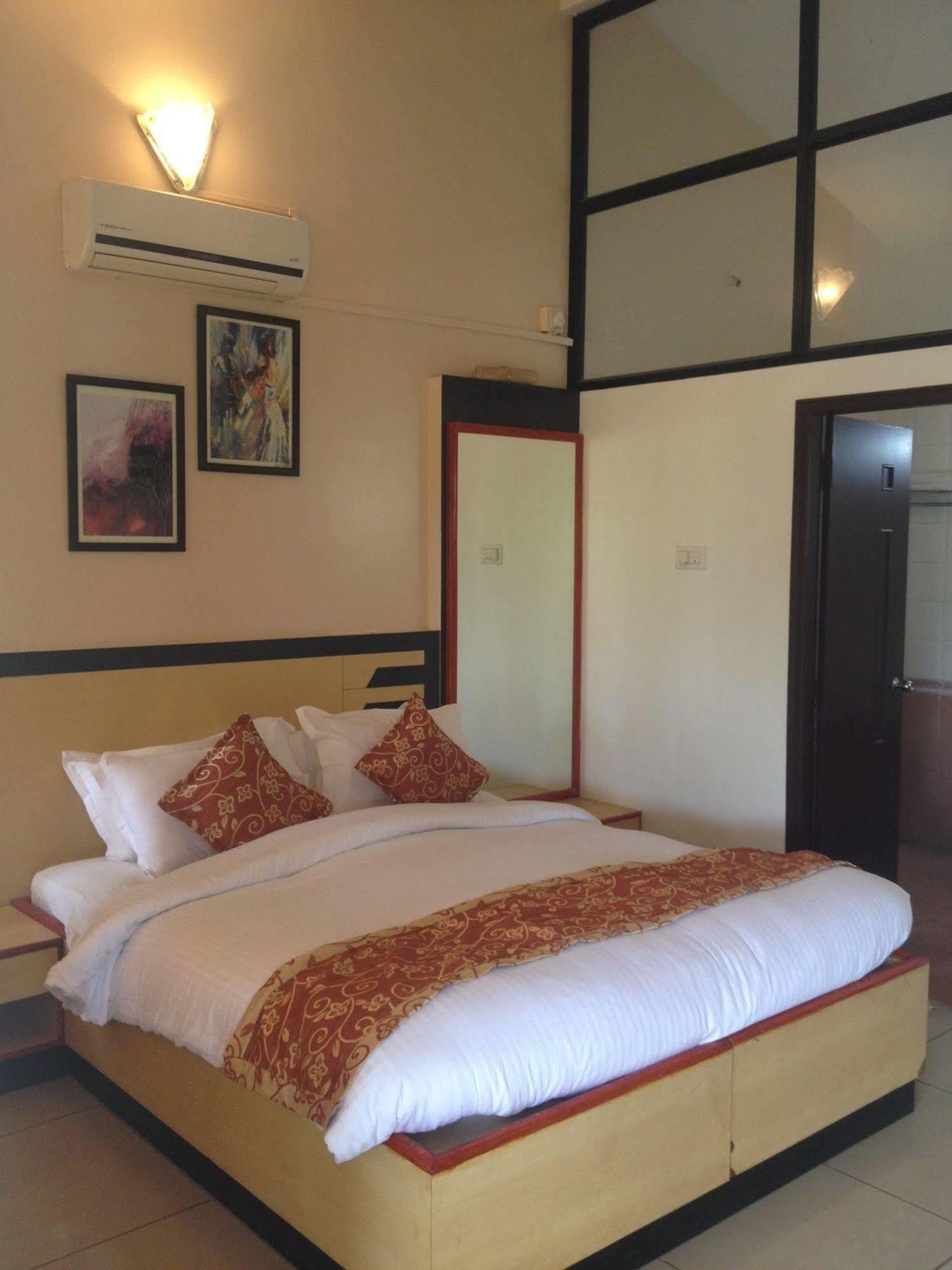 Cotton County Club And Resort Hubli Bagian luar foto