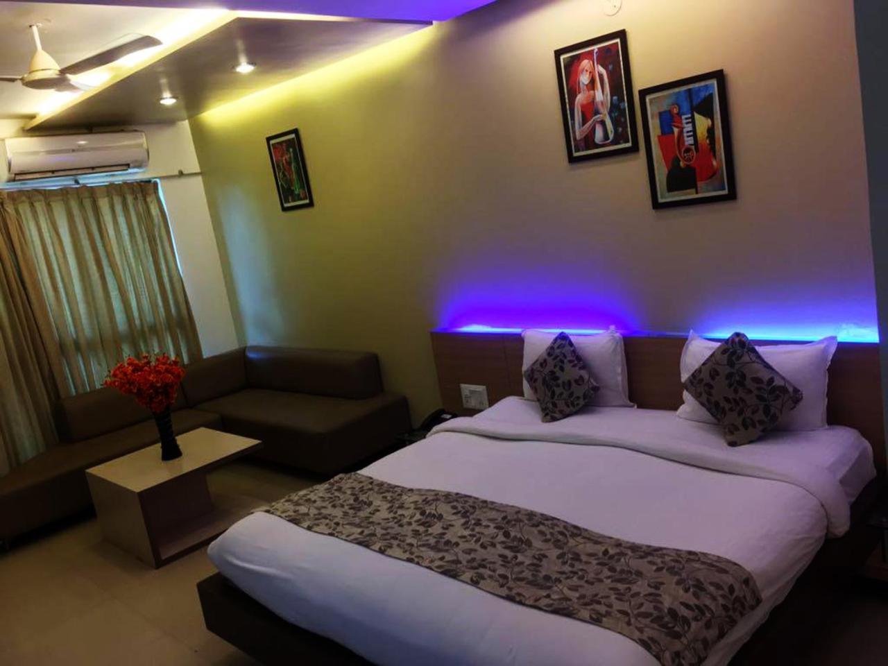 Cotton County Club And Resort Hubli Bagian luar foto