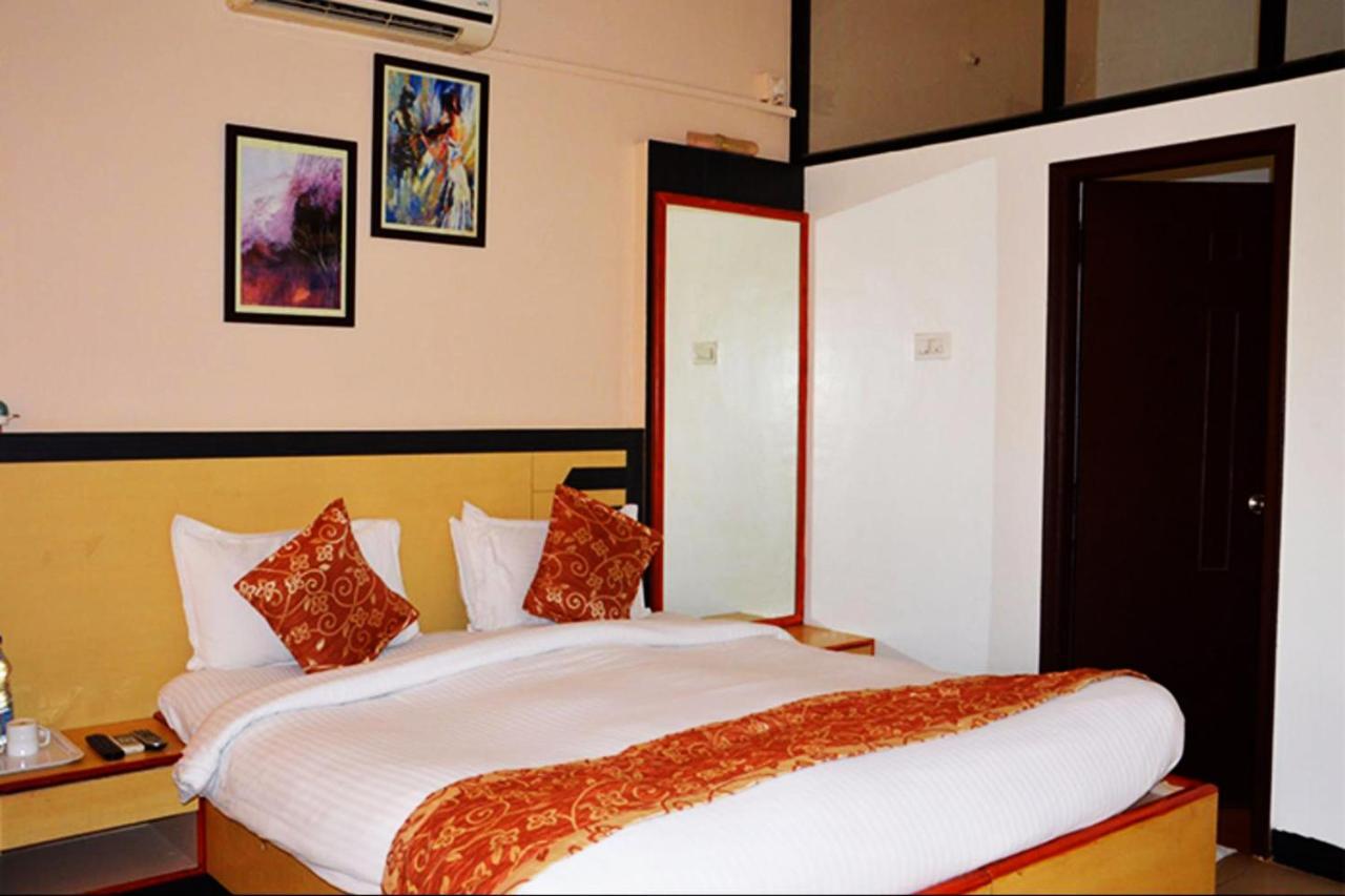Cotton County Club And Resort Hubli Bagian luar foto