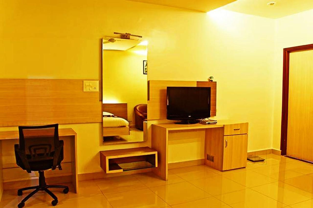 Cotton County Club And Resort Hubli Bagian luar foto