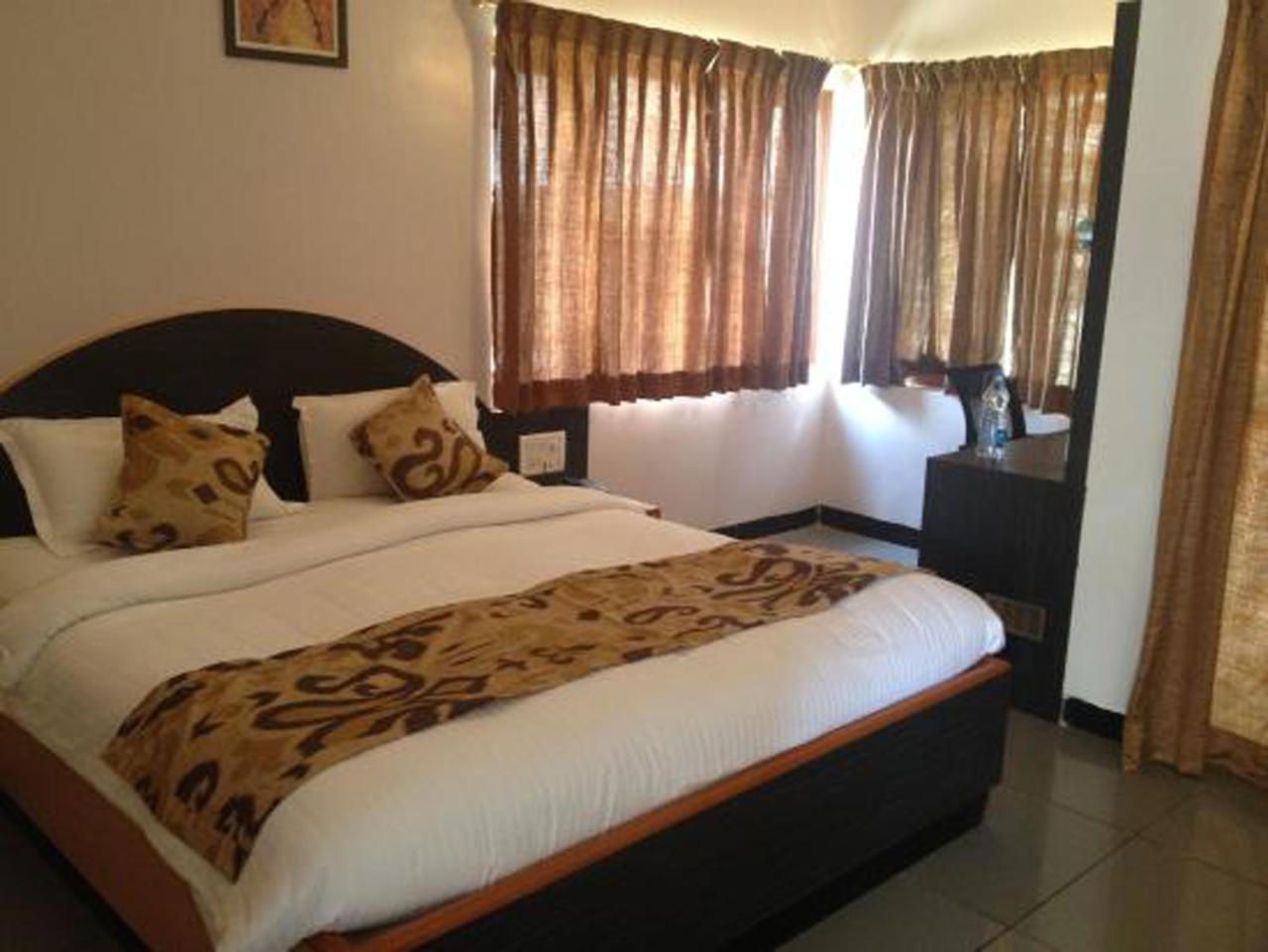 Cotton County Club And Resort Hubli Bagian luar foto