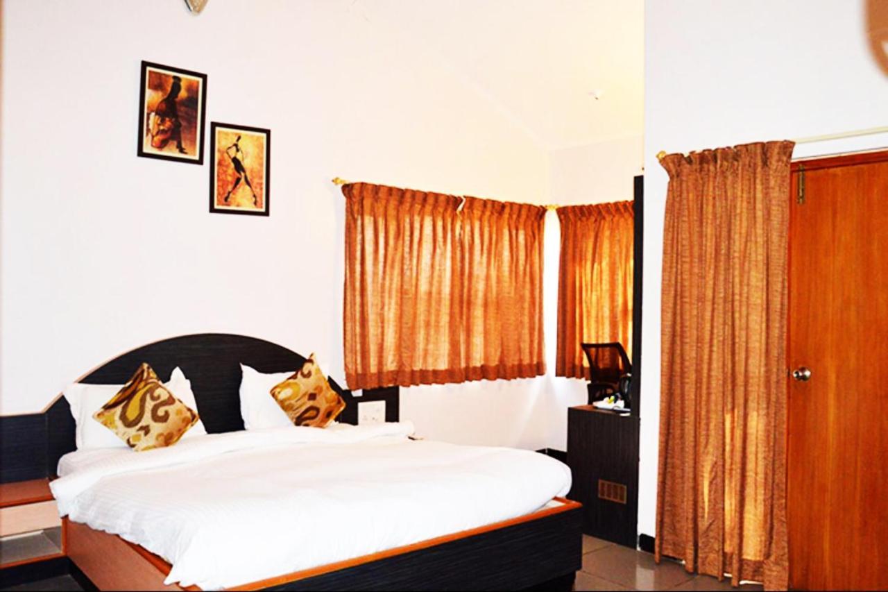 Cotton County Club And Resort Hubli Bagian luar foto