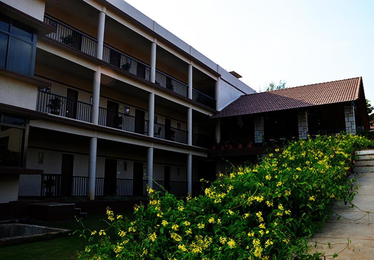 Cotton County Club And Resort Hubli Bagian luar foto