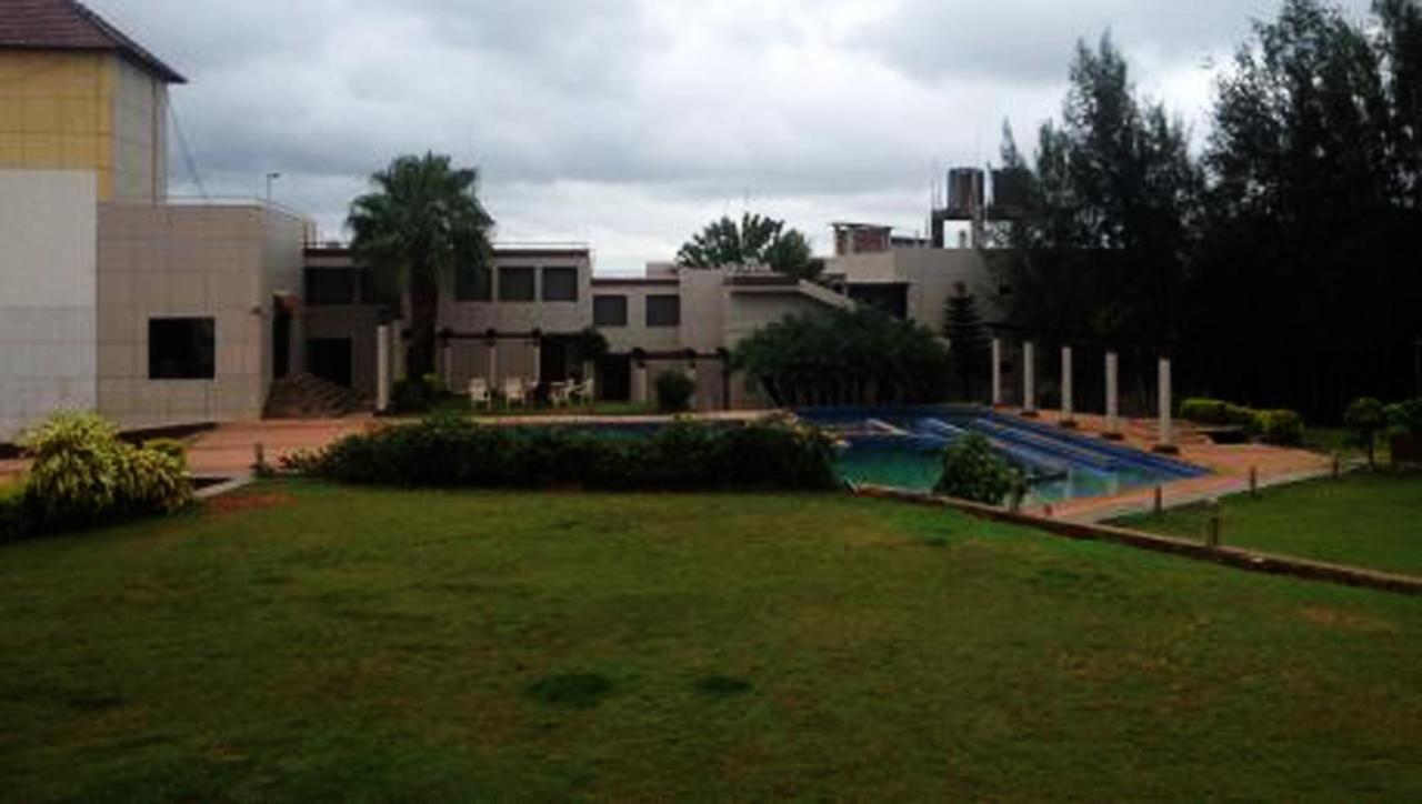 Cotton County Club And Resort Hubli Bagian luar foto